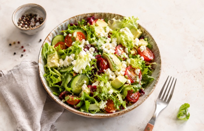 Salat-Bowl mit Protein